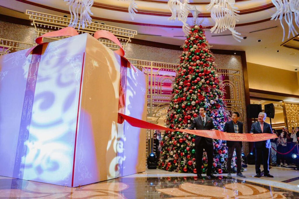 Signature Solaire Christmas glitters anew