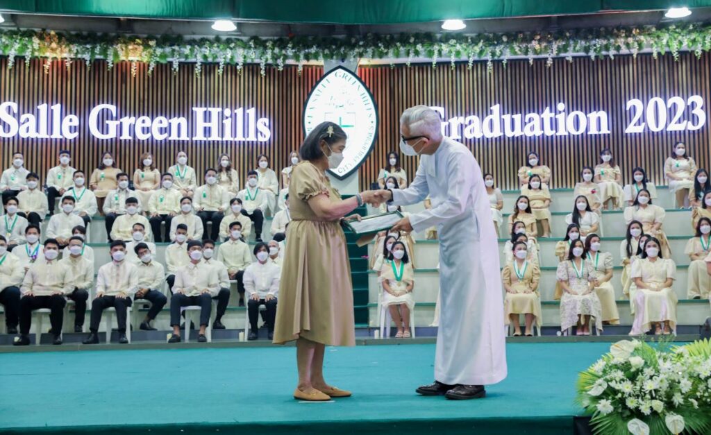 Nanay Letty nails it — 74-year-old manicurista graduates senior high school at La Salle Green Hills